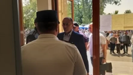 Դատարան մտան  Յուրի Խաչատուրովը, Սեյրան Օհանյանը