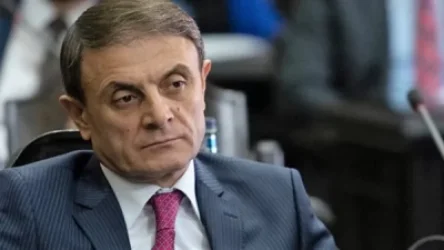 Հեռանալուց առաջ Օսիպյանը մի շարք անձանց զենք է նվիրել. ArmDaily.am