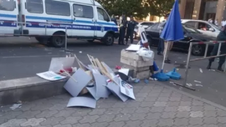 Այսպիսի փնթիություն. Քոչարյանի աջակիցները պաստառներն ու ջրի շշերը թողել են դատարանի բակում. Armdaily