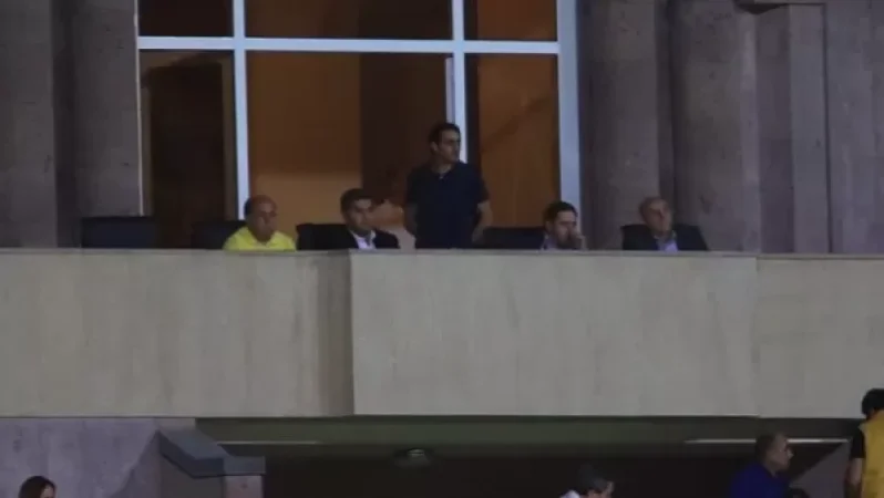 Արթուր Վանեցյանը մարզադաշտում հետևում է սուպերգավաթի խաղին