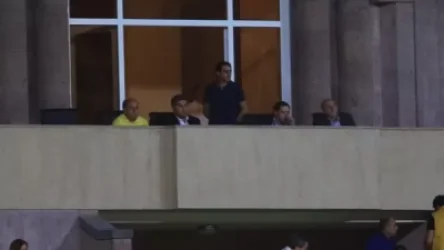 Արթուր Վանեցյանը մարզադաշտում հետևում է սուպերգավաթի խաղին