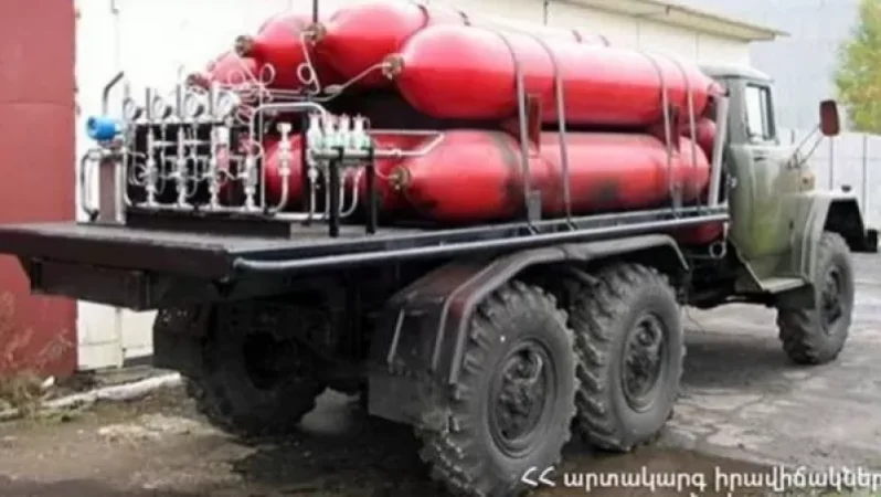 Արտակարգ դեպք. հեղուկ գազ տեղափոխող բեռնատարի կցորդիչը մոտ 30 մ գլորվել է դեպի ձորը (տեսանյութ)