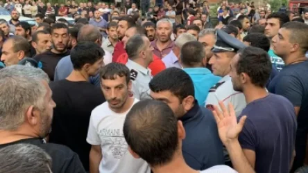 «168 ժամ». Վարչապետի քավոր Հայկ Ղալումյանն անանձամբ է այցելում կալանավորվածների հարազատներին և խոստումներ տալիս ազատության դիմաց