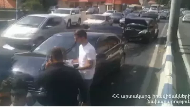 Մյասնիկյան պողոտայում մեքենաներ են բախվել միմյանց. նրանցից մեկում հրդեհ է բռնկվել