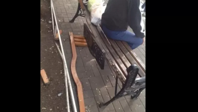 Աղբամանները վառեցին, անցան նստարաններին․ ավագանու անդամ