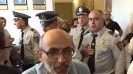 ՏԵՍԱՆՅՈՒԹ․ Լարված իրավիճակ Արարատի մարզպետարանի մոտ․ բերման ենթարկվածներ կան