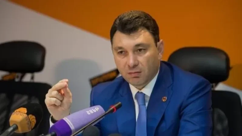 Դրանով ցույց տվեցիք ձեր ողջ ողորմելի ու տղամարդկությունից հեռու էությունը. Շարմազանովը` Անդրանիկ Քոչարյանին