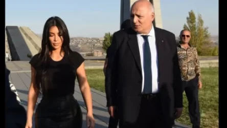 Քարդաշյանները գրառում են կատարել Հայոց ցեղասպանության թանգարանի հուշամատյանում