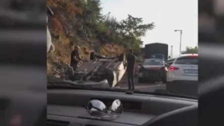 ՏԵՍԱՆՅՈՒԹ. Սարալանջում կողաշրջվել է ավտոմեքենա՝ փակելով երթևեկության ճանապարհը