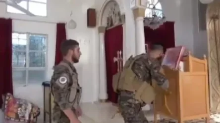 Քրդական ինքնապաշտպանական ջոկատի մարտիկները մարտից առաջ աղոթում են (տեսանյութ)