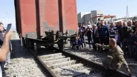 Սևանցի եռամարտիկը 23 տոննա կշռող վագոնը միջնամատով տեղից պոկեց. Գինեսի գրքի ռեկորդ սահմանեց