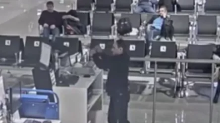 ՏԵՍԱՆՅՈՒԹ. Չվերթից ուշացած ուղևորն «ավերում» է Մոսկվայի օդանավակայանի սրահը