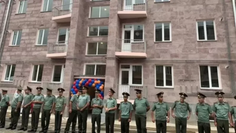 «Ասենք շնորհավոր». Վայքում 44 բնակարան հատկացվեց զինծառայողներին