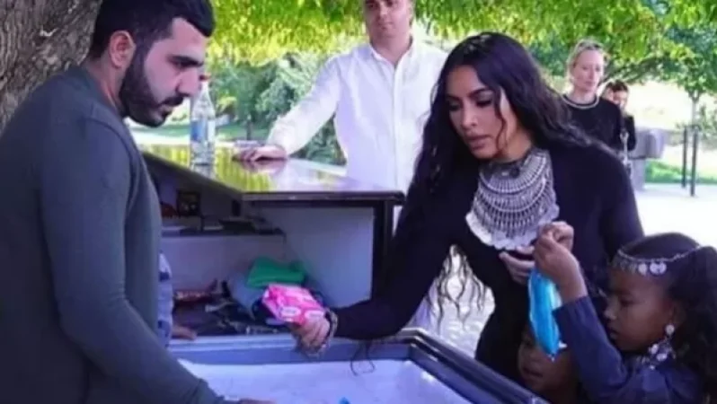 Համացանցում տարածվում է լուսանկար, որտեղ Քիմը` Գառնիում, պաղպաղակ է գնել երեխաների համար