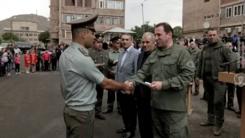 94 սպա ծառայողական բնակարան է ստացել. բնակարանամուտին ներկա է Դավիթ Տոնոյանը