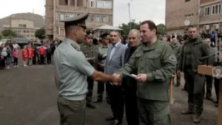 94 սպա ծառայողական բնակարան է ստացել. բնակարանամուտին ներկա է Դավիթ Տոնոյանը