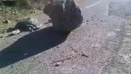 Սարից քար է պոկվել և գլորվել ճանապարհի երթևեկելի հատված (տեսանյութ)