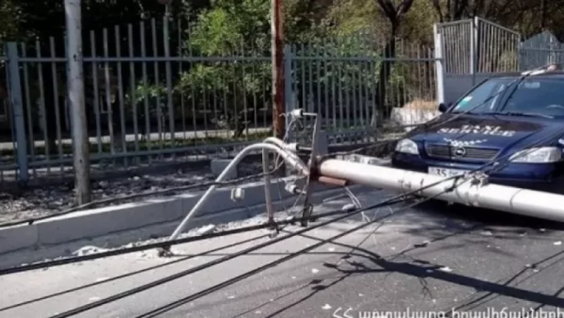 Փրկարարները ճանապարհից հեռացրել են շրջված հենասյունը