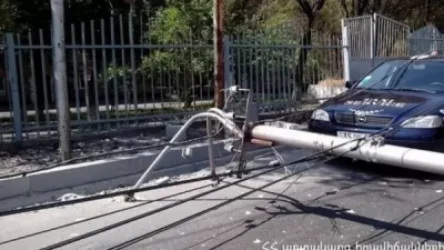 Փրկարարները ճանապարհից հեռացրել են շրջված հենասյունը