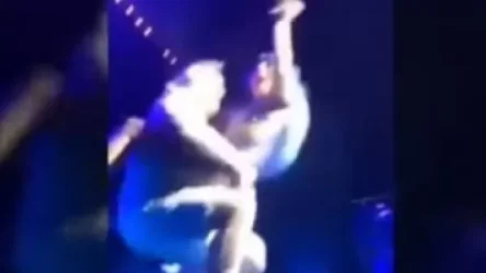 ՏԵՍԱՆՅՈՒԹ. Լեդի Գագան համերգի ժամանակ երկրպագուի հետ «գրկախառնված» ընկել է բեմից
