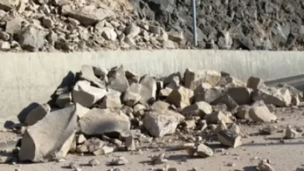 Սարի Թաղի հատվածում քարաթափում է տեղի ունեցել , վնասվել է Toyota մակնիշի ավտոմեքենա