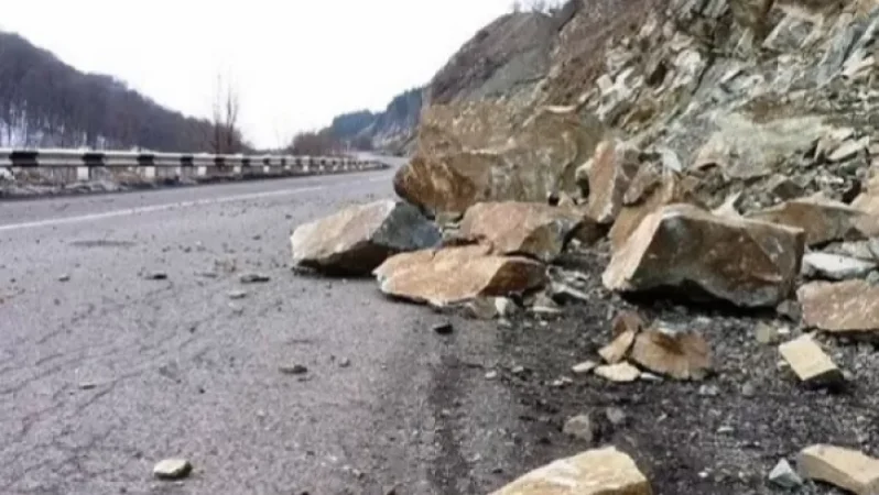 Ստեփանավան քաղաքի սկզբնամասում տեղի է ունեցել քարաթափում. ճանապարհը միակողմանի փակվել է