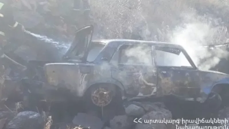 Արթիկում ավտոմեքենան գլորվել է ձորը և ամբողջությամբ այրվել