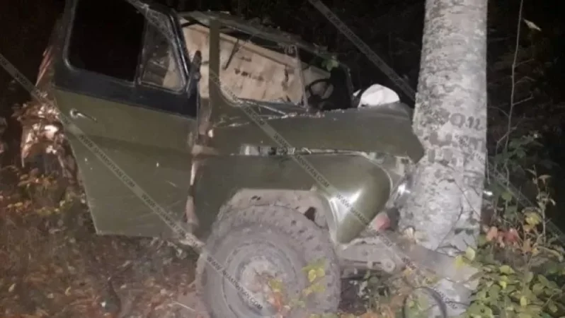 Փայտով բարձված  УАЗ-ը կորցրել է կառավարումը և բախվել ծառին. վիրավորները տեղափոխվել են Երևան