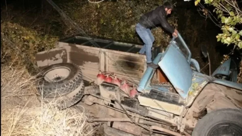 27-ամյա վարորդը ЗИЛ-ով կողշրջվել է, որից հետո հայտնվել ձորակում՝ բախվելով ծառին. կա վիրավոր (լուսանկարներ)