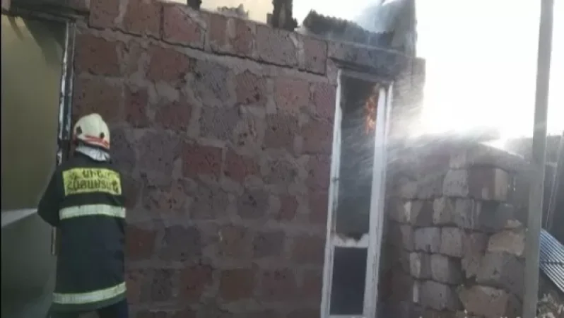 Գյումրիում հրդեհ է բռնկվել. տան բակում այրվել է ինքնաշեն կառույցի տանիքը