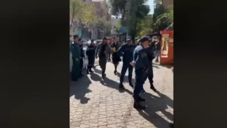 Քաղաքացին փորձում էր ինքնավնասում կատարել՝ ծաղկի վաճառքի կետն էին ապամոնտաժում