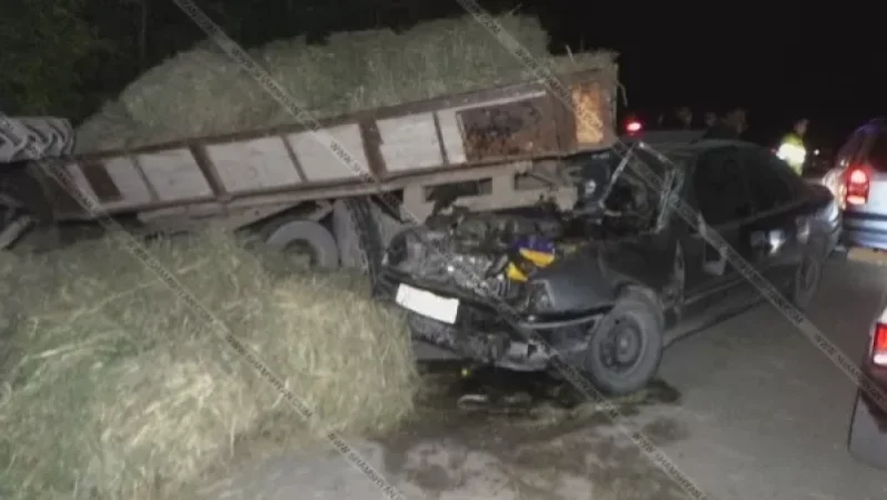 Opel-ը մխրճվել է տրակտորի կցորդիչի մեջ, ինչի հետևանքով էլ տրակտորը կողաշրջվել է, վիրավորների վիճակը ծայրահեղ ծանր է