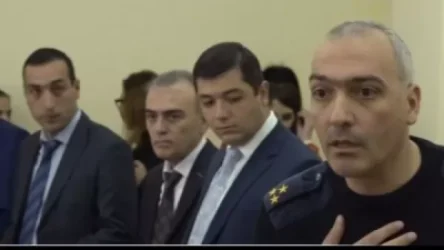 Սևազգեստ մայրերից մեկը ջուր լցրեց քննիչի վրա