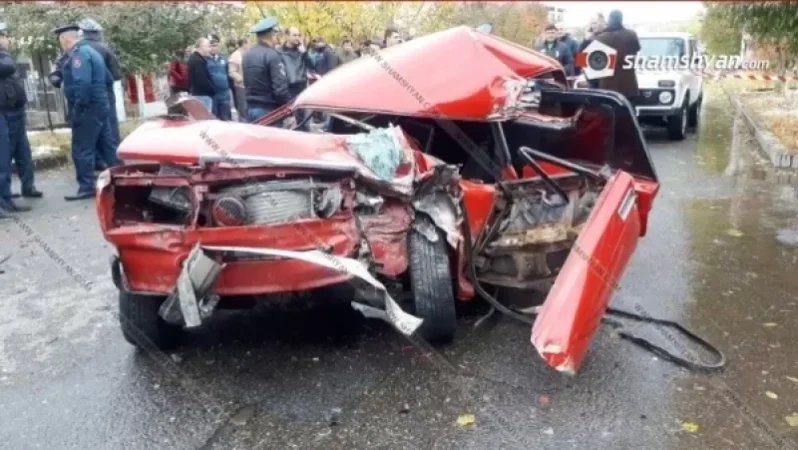 Ողբերգական վթար Արթիկում. իրար են բախվել КамАЗ-ն ու ՎԱԶ-2107-ը. մահացածին մեքենայից դուրս են բերել փրկարարները՝ հատուկ տեխնիկայով (լուսանկարներ)