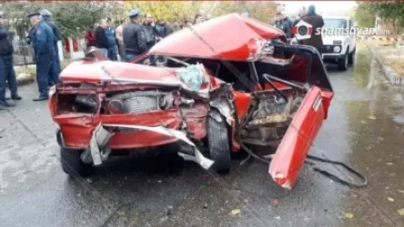 Ողբերգական վթար Արթիկում. իրար են բախվել КамАЗ-ն ու ՎԱԶ-2107-ը. մահացածին մեքենայից դուրս են բերել փրկարարները՝ հատուկ տեխնիկայով (լուսանկարներ)