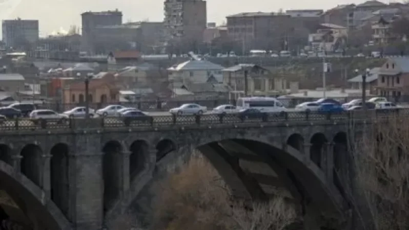 Հաղթանակ կամրջից մարդ է նետվել, օգնության շտապած ոստիկանը` վրաերթի ենթարկվել