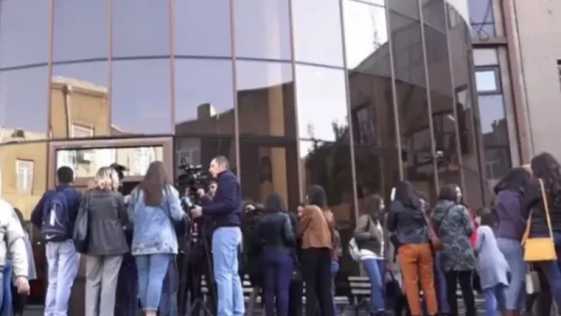 ԵՊՀ-ի ուսանողները երթով շարժվում են դեպի կառավարության շենք