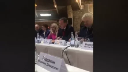 ՏԵՍԱՆՅՈՒԹ․ ՌԴ Դումայի պատգամավորը երգում է միջխորհրդարանական հանձնաժողովի նիստում