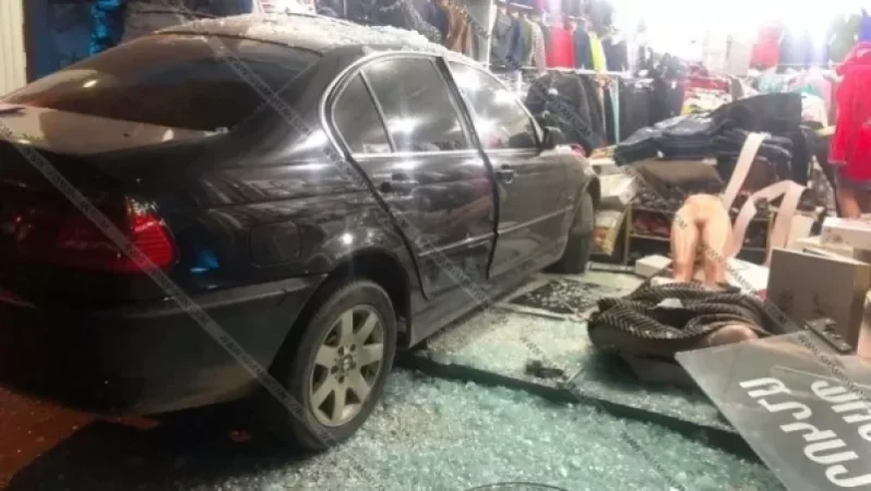 BMW մակնիշի մեքենայի վարորդը մեծ արագությամբ մխրճվել է հագուստի սրահի մեջ․ կան վիրավորներ (լուսանկարներ)