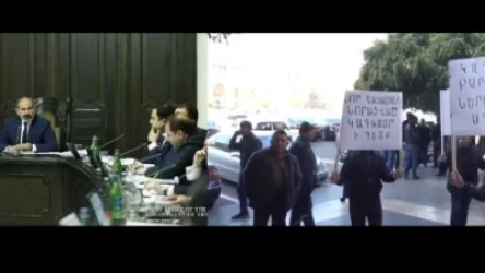 ՈՒՂԻՂ․ Կառավարության շենքի ներսում նիստ է, դրսում` բողոքի ակցիա