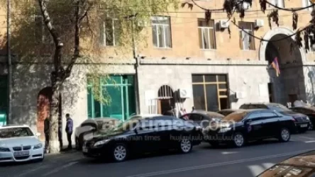 ՊԵԿ ծառայողական ավտոմեքենաները կայանված են ճանապարհային երթևեկության կանոնների խախտմամբ