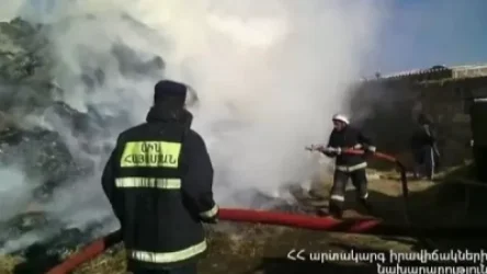 Տան բակում այրվել է մոտ 3000 հակ անասնակեր. տեղում են փրկարարները