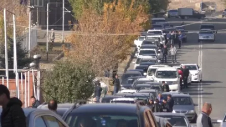 «Ժողովուրդ». Գյումրու ավտոմաքսատան մոտ հերթի տեղը վաճառում են 20 հազար դրամով, մեջտեղում՝ 10 հազար դրամով