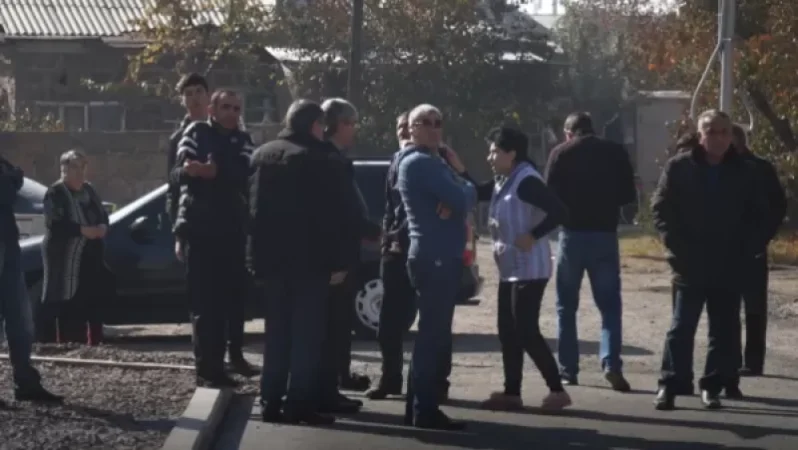 Գյումրիի Տիգրան Մեծ փողոցի բնակիչները թույլ չեն տալիս շարունակել մայթերի ասֆալտապատումը. Shantnews.am