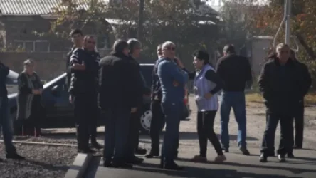 Գյումրիի Տիգրան Մեծ փողոցի բնակիչները թույլ չեն տալիս շարունակել մայթերի ասֆալտապատումը. Shantnews.am