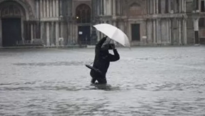VIDEO: Torrential Rainfall Floods Venice