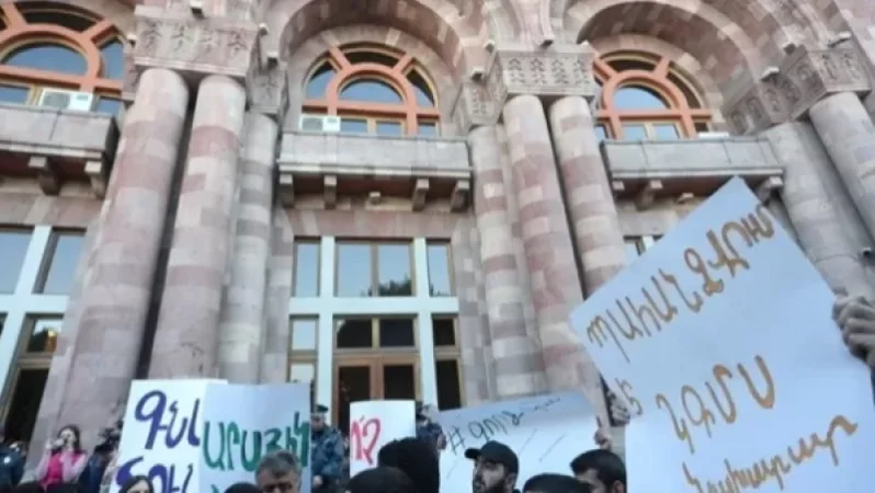 Արայիկ Հարությունյանի հրաժարականի պահանջով ուսանողները երթ են իրականացրել