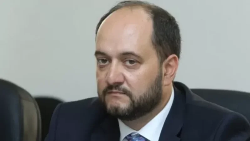 «Իրավունք». Դասերին չեկող ուսանողները կմնան նույն կուրսում․ նախարարը նեղ շրջանակներում խոսել է