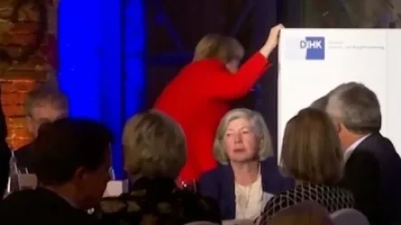 ՏԵՍԱՆՅՈՒԹ․ Անգելա Մերկելն ընկել է բեմի վրա, բայց ոչ ոք չի օգնել նրան