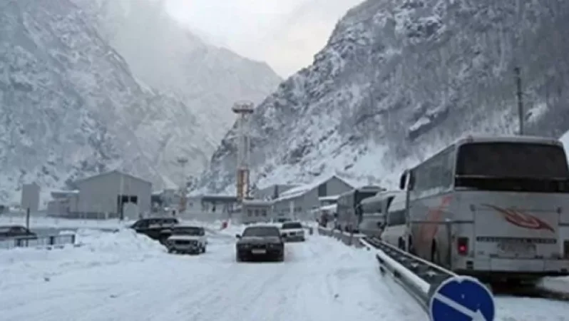 Լարսը բեռնատարների համար փակ է